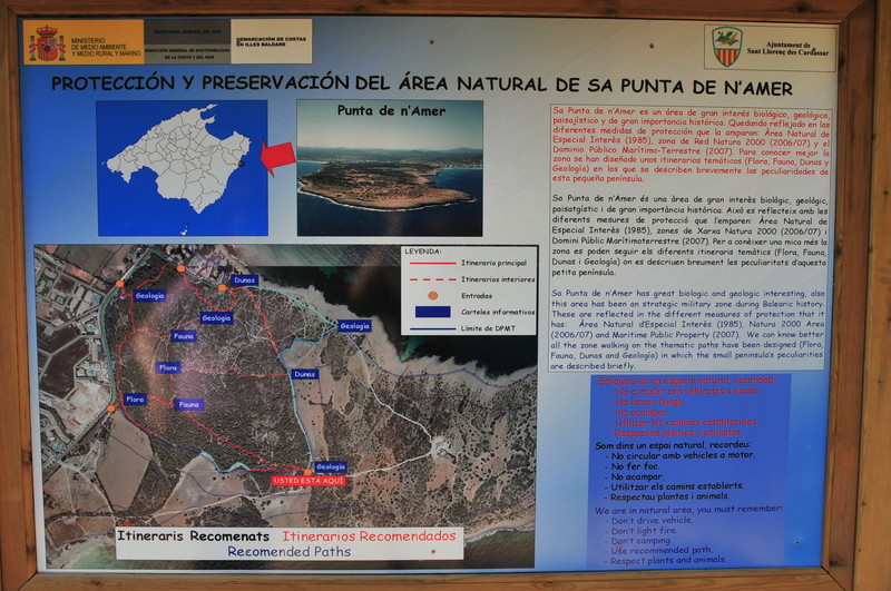 Hinweistafel mit Informationen zum Naturschutzgebiet der Punta de n'Amer
