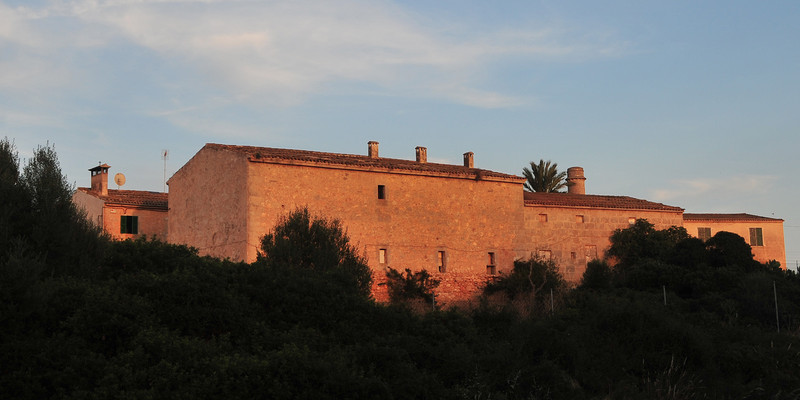 sogar in der Touristenstadt Sa Coma gibt es noch ältere Bauten
Blick von der Carrer de Baladres zwischen Sa Coma und Cala Millor rauf auf ein Gebäude auf der Punte de n'Amer
