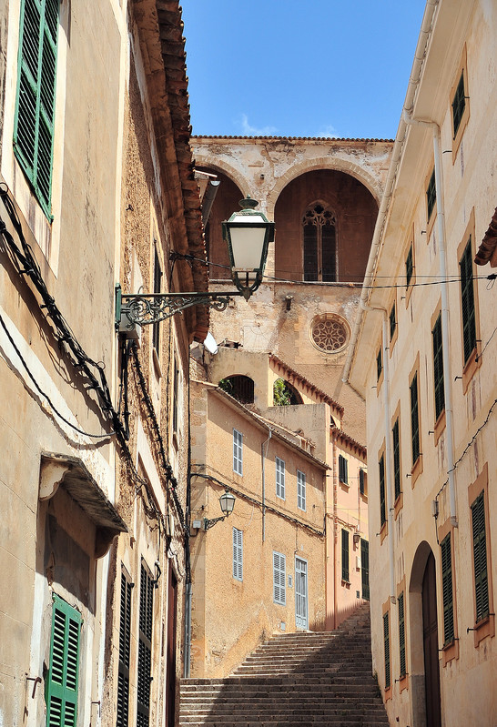 Seitengasse in Artà mit Blick auf die Wehrkirche
