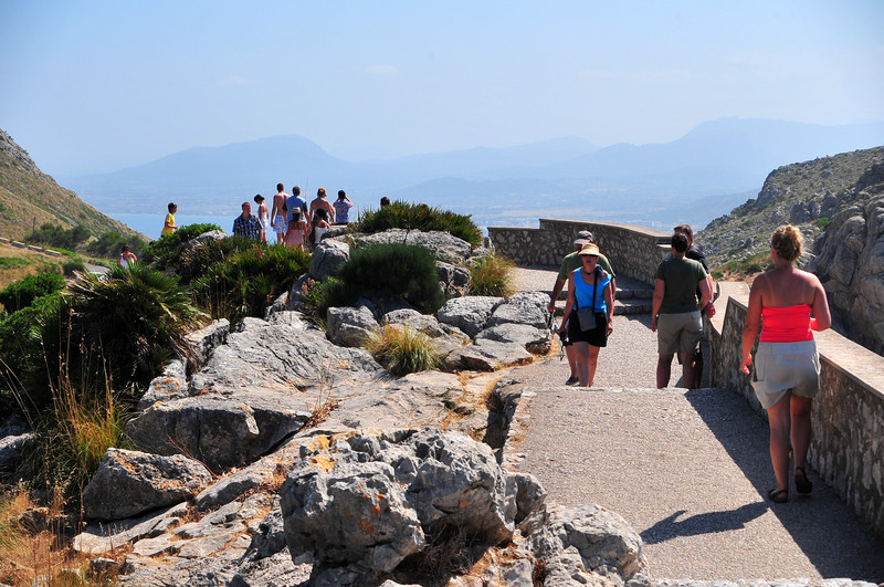 viele Touristen auf dem Aussichtspunkt auf Cap Formentor
