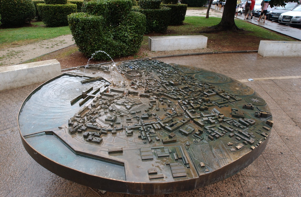 Pula
Stadtplan von Pula in Gestalt eines Brunnens
