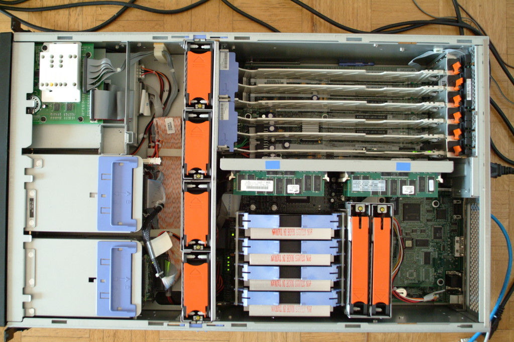 Deckel auf
links unten je 2x3 SCSI-Backplanes, darber das Anzeigefeld fr den IC-Bus. Darunter befinden sich die 3 Netzteile. In der Mitte dann mit rotem Griff zum Auswechseln 4 90mm-Lfter, rechts unterhalb davon 4 Intel PIII-Xeon-CPUs mit 2 weiteren Lftern  120mm mit rotem Griff zum Herausziehen. Oberhalb der CPUs das RAM-Board und darber 6 PCI-X-Slots.
