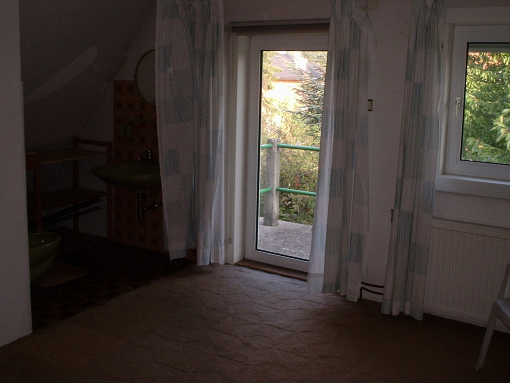 Zimmer oben links mit Waschecke und Balkon
