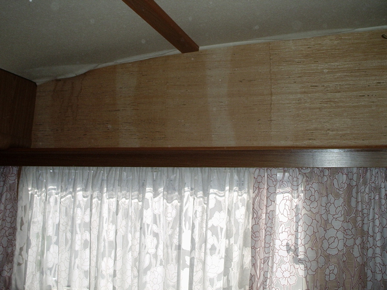 fehlende Tapete auf beiden Seiten des Schlafzimmers
links oben sieht man bei genauem Hinschauen den Wasserschaden, der sich bis nach unten zum Boden durchzieht.
