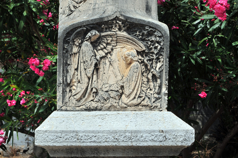Detail eines der vielen Kreuze entlang des Kreuzweges hinauf zur Wallfahrtskirche in Artà
