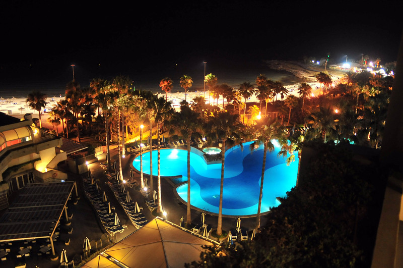 nächtlicher Blick vom Zimmerbalkon auf den Pool und den Strand
