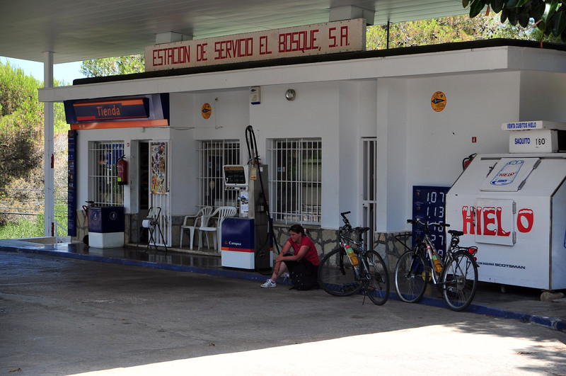 an dieser Tankstelle an der MA4010 warteten wir auf das Ersatzrad
