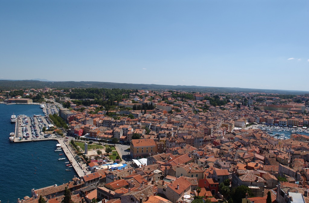 Rovinj
Blick auf die Stadt vom Kirchturm aus, den man fr 10 Kuna (umgerechnet etwa 1,60 Euro) besteigen darf.
