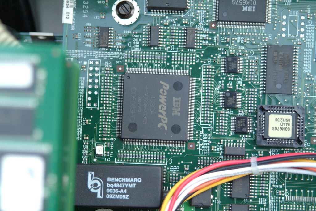 PowerPC 403 auf dem Systemboard
Allein das Systemboard, also das berwachungsboard fr den Server und seine Hardware, verfgt ber eine eigene PowerPC-CPU. Eingebaut ist auf dem Systemboard ein PC-DOS mit Diagnosesoftware und Benchmarks fr die Hardware.
