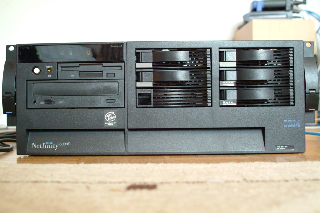 Front
in der Mitte 2x18GB-SCSI-HDs als RAID1 fr OS, rechts 3x73GB-SCSI-HDs als RAID5 fr Daten
