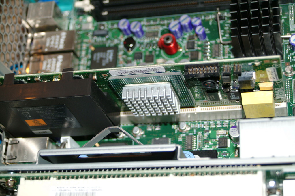 ServeRAID 5i
low-profile PCI-Karte, 128MB Cache, Battery backup unit. Ersetzt wenn eingesteckt den internen SCSI-HBA, der nur RAID-Level1 unterstützt.
