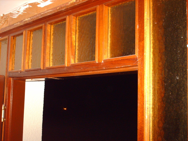 gesenkter Türsturz nach unfachmännischem Deckeneinzug im Eingangsbereich
