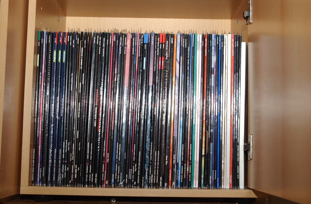 79 Laserdiscs
