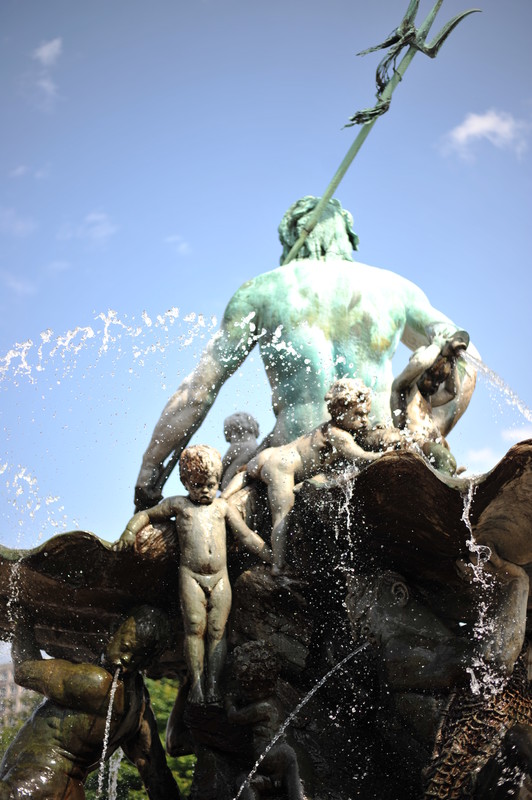 Berlin_Neptunbrunnen_05.jpg